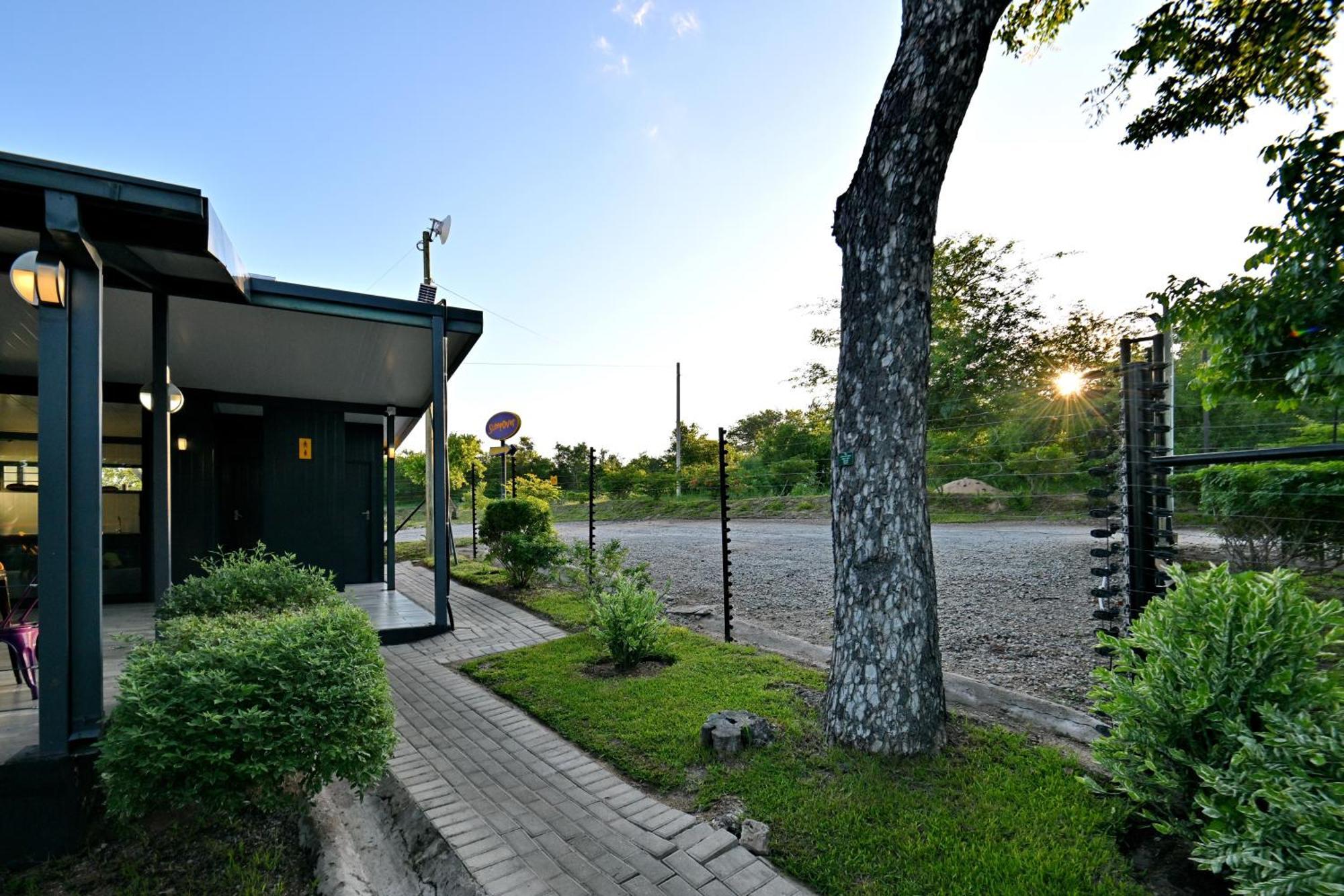 Sleepover Kruger Gate Skukuza Exterior foto